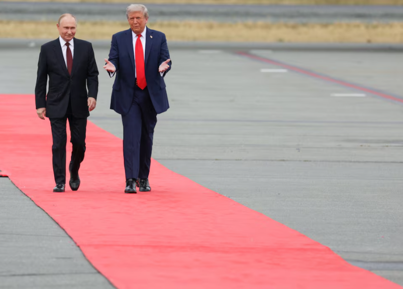 Tổng thống Nga Vladimir Putin và Tổng thống Mỹ Donald Trump bước trên đường băng sau khi họ đến dự một cuộc họp tại Căn cứ chung Elmendorf-Richardson ở Anchorage, Alaska, Mỹ ngày 15/8. Ảnh: Reuters.