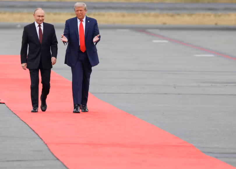 Tổng thống Nga Vladimir Putin và Tổng thống Mỹ Donald Trump bước trên đường băng sau khi họ đến dự một cuộc họp tại Căn cứ chung Elmendorf-Richardson ở Anchorage, Alaska, Mỹ ngày 15/8. Ảnh: Reuters.