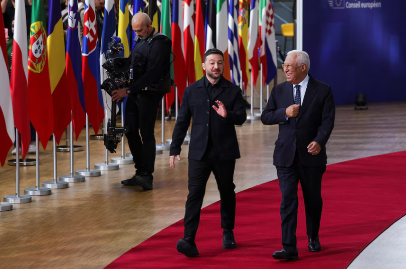 Tổng thống Ukraine Volodymyr Zelensky và Chủ tịch Hội đồng Châu Âu Antonio Costa đến dự hội nghị thượng đỉnh các nhà lãnh đạo Liên minh Châu Âu tại Brussels, Bỉ, ngày 23/10. Ảnh: Reuters.