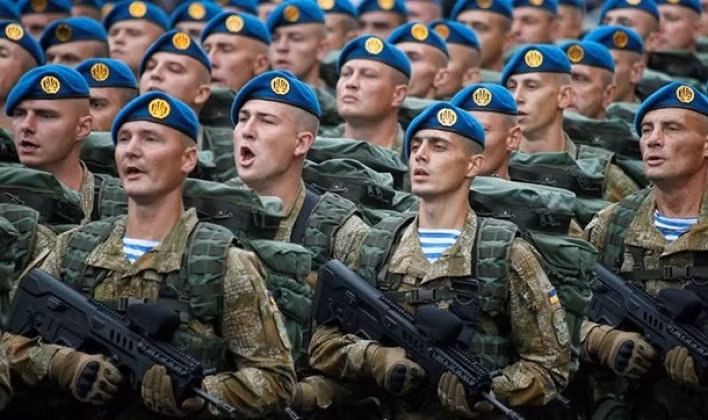 Quân nhân Ukraine trong một cuộc diễu hành. Ảnh: MW.