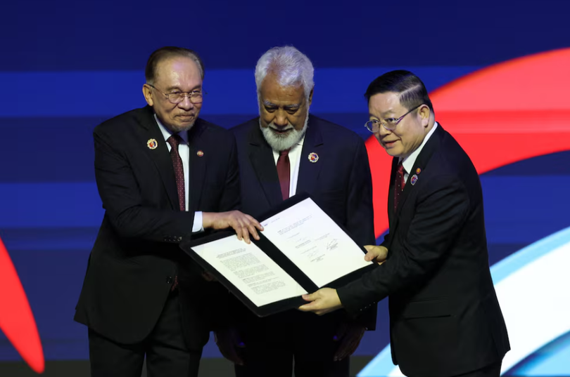 Thủ tướng Timor-Leste Kay Rala Xanana Gusmao (giữa) trong lễ ký kết tuyên bố về việc kết nạp Timor-Leste vào ASEAN tại Hội nghị Cấp cao ASEAN lần thứ 47 ở Kuala Lumpur, Malaysia ngày 26/10. Ảnh: Reuters.