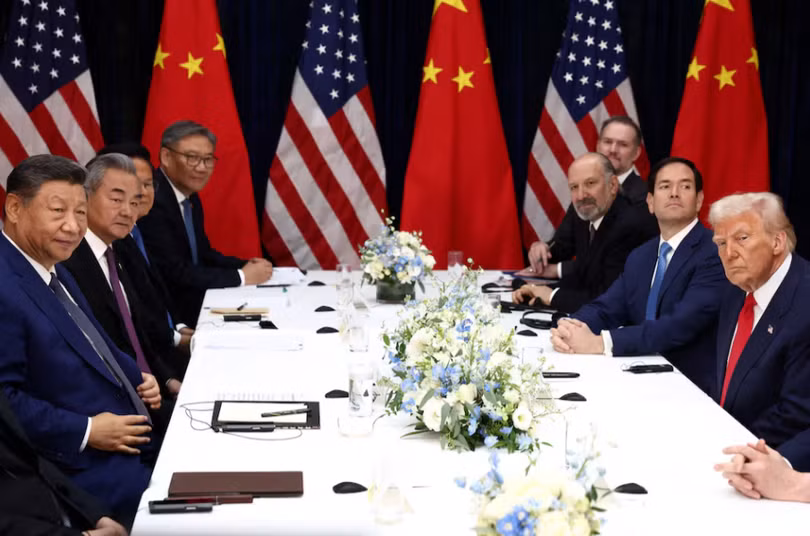 Ông Trump và ông Tập hội ngộ tại Hàn Quốc Cú bắt tay ấm áp giữa căng thẳng toàn cầu 2.png