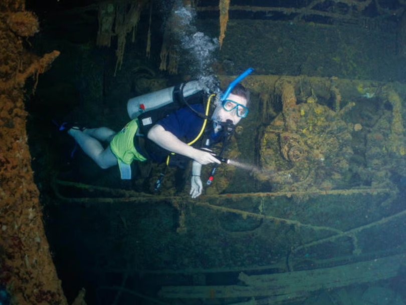 Hạm đội ma của Nhật Bản từ Thế chiến thứ II đang đầu độc đảo thiên đường ở Thái Bình Dương 2.png