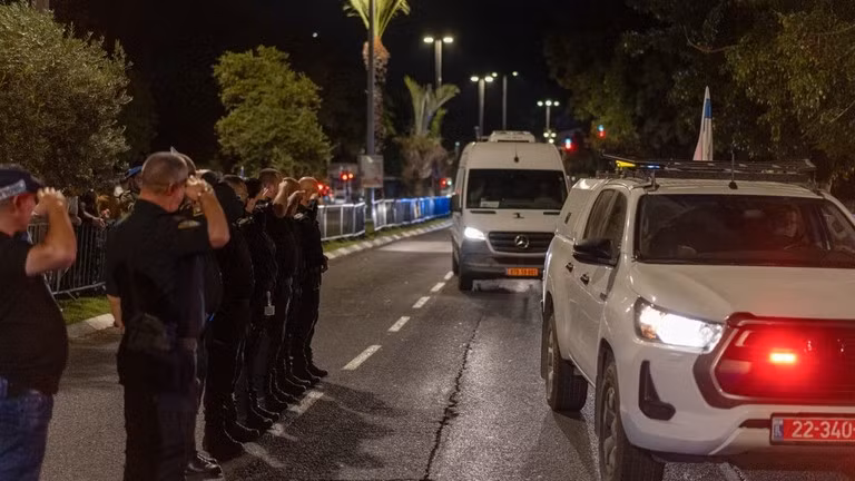 Các sĩ quan Israel bày tỏ lòng kính trọng khi thi thể của 4 con tin được đưa đến từ Gaza. Ảnh: Getty.