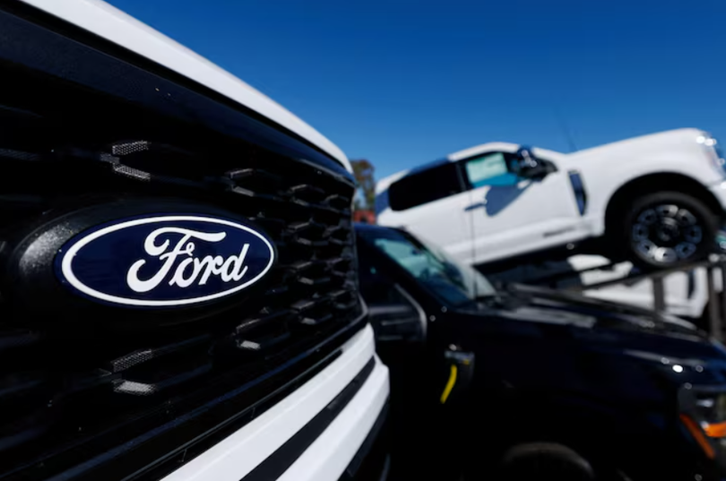 Logo của hãng Ford trên xe bán tải Ford F-150 được bán tại Encinitas, California, Mỹ vào ngày 20/10. Ảnh: Reuters.