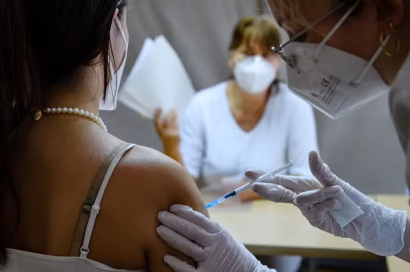 Một bác sĩ tiêm vaccine ngừa COVID-19 của Pfizer-BioNTech cho bệnh nhân tại Leipzig, Đức trong đại dịch toàn cầu năm 2021. Ảnh: Getty.