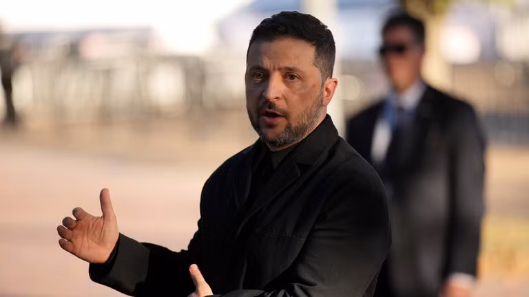 Tổng thống Ukraine Volodymyr Zelensky phát biểu với các phóng viên tại Washington, DC, vào 17/10. Ảnh: Getty.