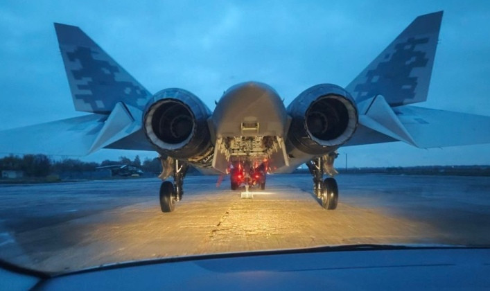 Su-57 với khoang vũ khí chính bên trong đang mở. Ảnh: MW.