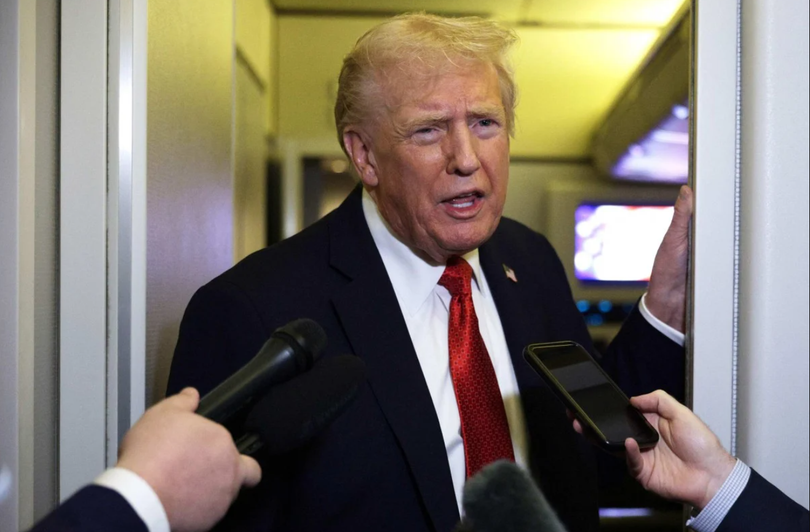 Tổng thống Mỹ Donald Trump phát biểu với các phóng viên trên chuyên cơ Không lực Một. Các nhà phân tích cho rằng quyết định mở rộng danh sách đen thương mại của Mỹ vào cuối tháng 9 có thể đã châm ngòi căng thẳng trong cuộc chiến thương mại Mỹ-Trung. Ảnh: AFP.