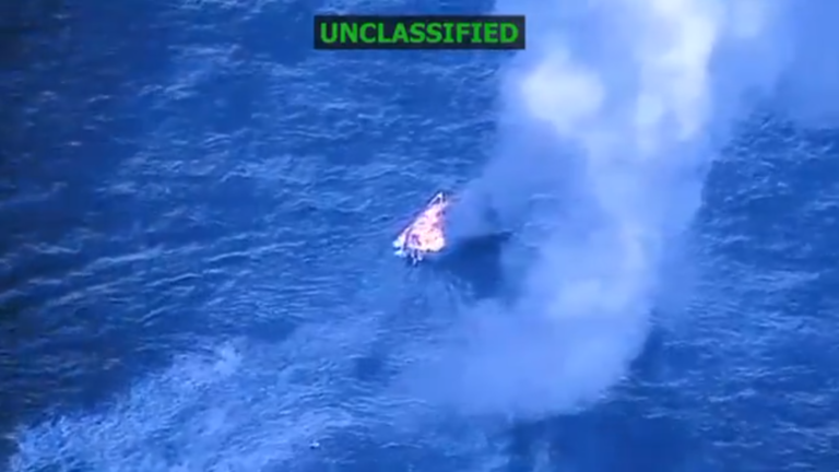 Một chiếc thuyền bị phá hủy trong cuộc không kích của Mỹ ngoài khơi bờ biển Venezuela. Ảnh: Getty.