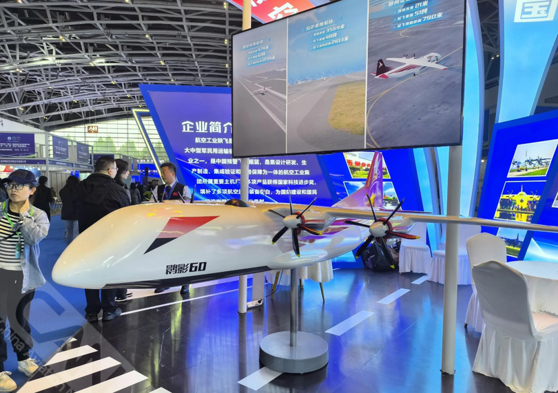 Mô hình thu nhỏ của máy bay chở hàng không người lái hạng nặng Ibis Shadow 60. Ảnh: Defense Blog.