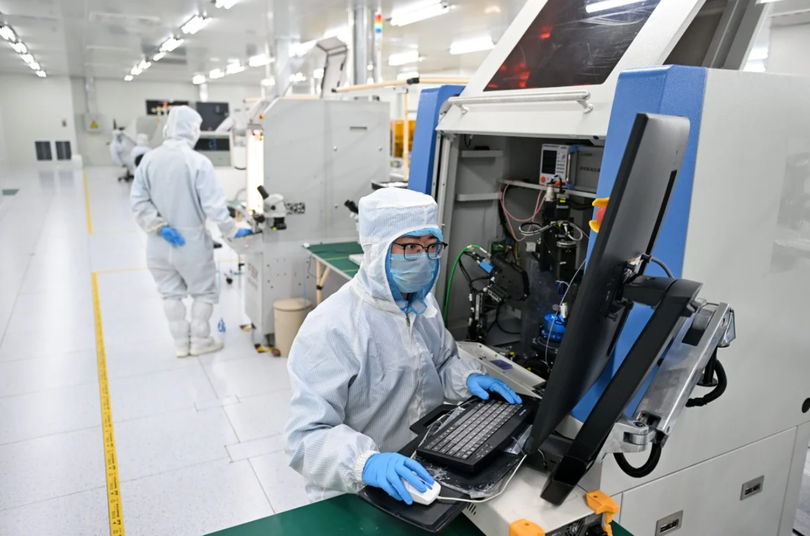 Nhân viên làm việc tại một xưởng sản xuất chip ở tỉnh Hà Bắc, miền Bắc Trung Quốc. Chính quyền địa phương Trung Quốc đang đổ tiền đầu tư vào lĩnh vực bán dẫn trong bối cảnh cạnh tranh để vươn lên trở thành siêu cường sản xuất chip. Ảnh: Xinhua.