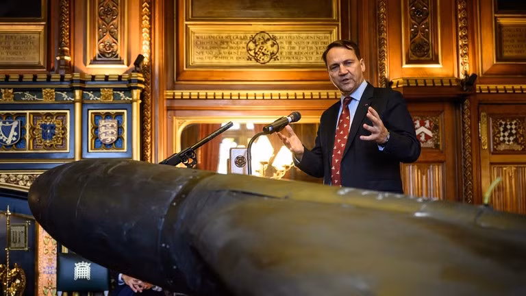 Ngoại trưởng Ba Lan Radoslaw Sikorski tại tòa nhà Quốc hội ở London, Anh ngày 14/10. Ảnh: Getty.