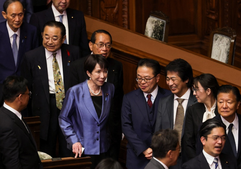 Bà Sanae Takaichi xếp hàng cùng các nhà lập pháp khác trước khi bỏ phiếu tại Hạ viện ở Tokyo, ngày 21/10. Ảnh: Reuters.