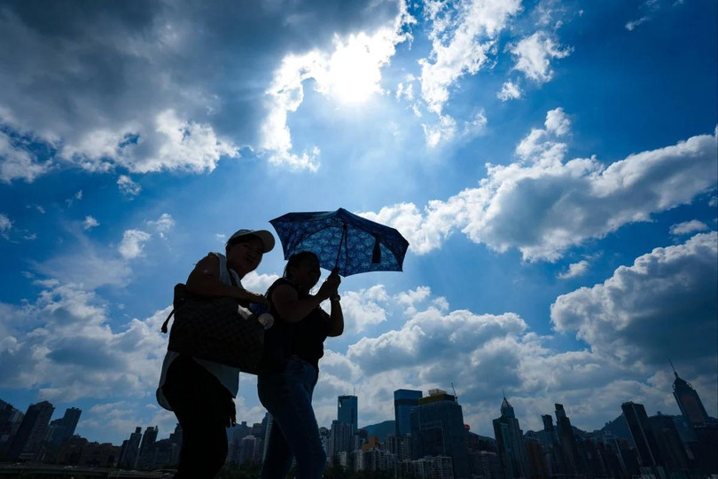 Người dân tận hưởng thời tiết nắng đẹp ở Hong Kong, trong bối cảnh thời tiết dự kiến ​​sẽ thay đổi trong những ngày tới do bão nhiệt đới Fengshen đang tiến gần đến thành phố. Ảnh: SCMP.