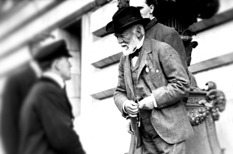 Andrew Carnegie (phải), từng có thời điểm là người giàu nhất hành tinh, đi lên từ hai bàn tay trắng. Ảnh: History Extra.