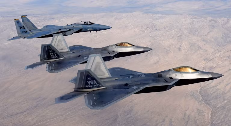 Phi công F-16 Trung Quốc bay lộn vòng qua đầu tiêm kích Mỹ Cú chạm trán chỉ cách 10 mét 2.jpg