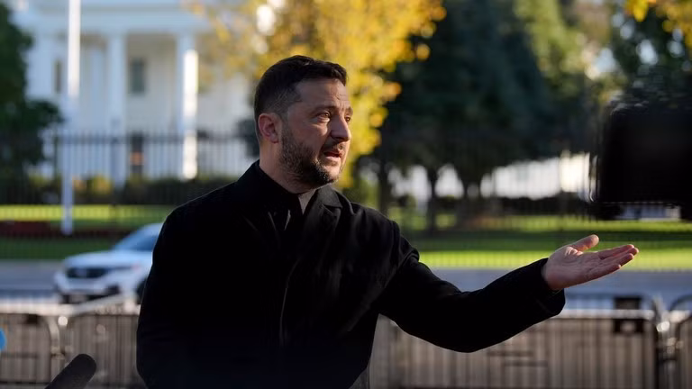 Tổng thống Ukraine Volodymyr Zelensky bên ngoài Nhà Trắng, Washington, DC, ngày 17/10. Ảnh: Getty.