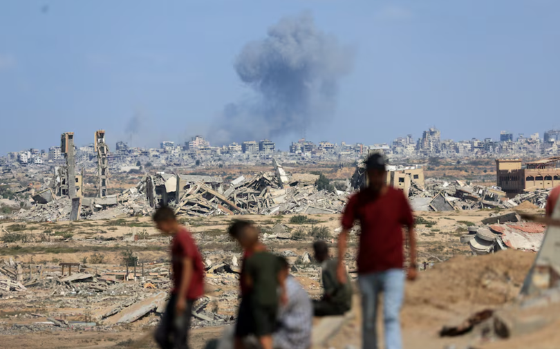 Khói bốc lên sau vụ nổ giữa cuộc tấn công của quân đội Israel vào thành phố Gaza, nhìn từ trung tâm Dải Gaza, ngày 6/10. Ảnh: Reuters.