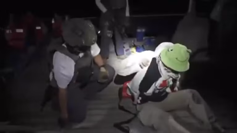 Các thủy thủ Israel lên thuyền ngoài khơi Dải Gaza vào ngày 1/10. Ảnh: Getty.