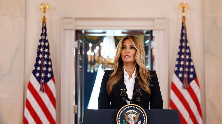 Đệ nhất phu nhân Melania Trump phát biểu tại Nhà Trắng vào ngày 10/10 tại Washington, DC. Ảnh: Getty.