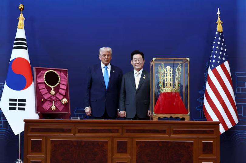 Ông Trump tại Hàn Quốc Nhận huân chương cao quý, vương miện vàng và món tráng miệng phủ vàng 2.png