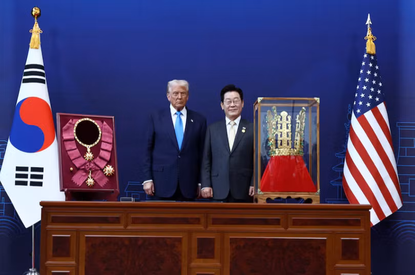 Ông Trump tại Hàn Quốc Nhận huân chương cao quý, vương miện vàng và món tráng miệng phủ vàng 2.png