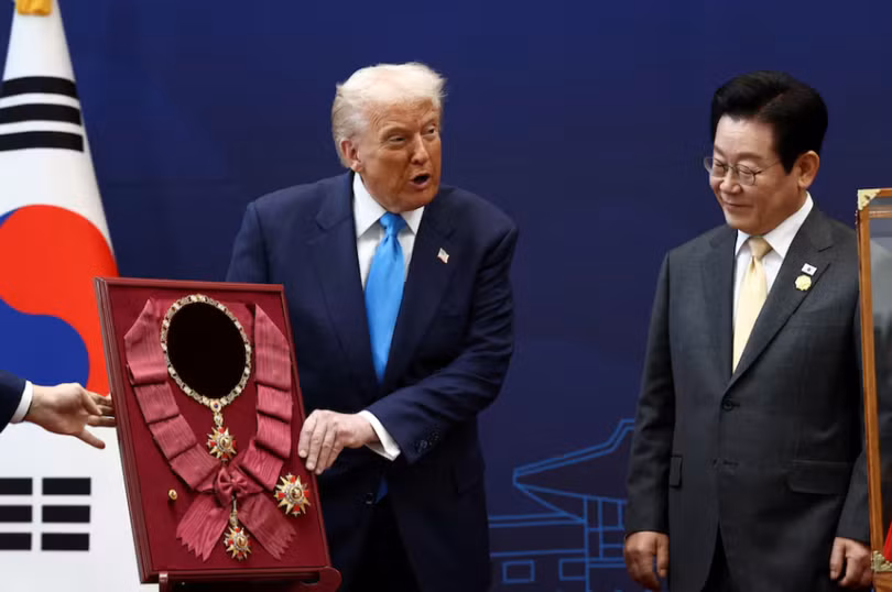 Tổng thống Mỹ Donald Trump được trao tặng "Huân chương Mugunghwa vĩ đại" trong cuộc gặp với Tổng thống Hàn Quốc Lee Jae Myung tại Gyeongju, Hàn Quốc, ngày 29/10. Ảnh: Reuters.