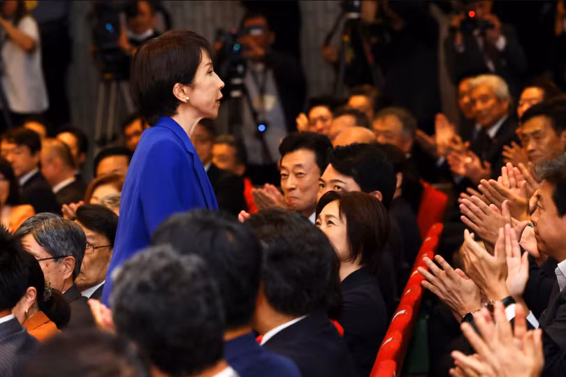 Lãnh đạo đảng Dân chủ Tự do (LDP) mới đắc cử Sanae Takaichi nhận được tràng pháo tay sau khi giành chiến thắng trong cuộc bầu cử lãnh đạo LDP tại Tokyo, Nhật Bản ngày 4/10. Ảnh: Reuters.