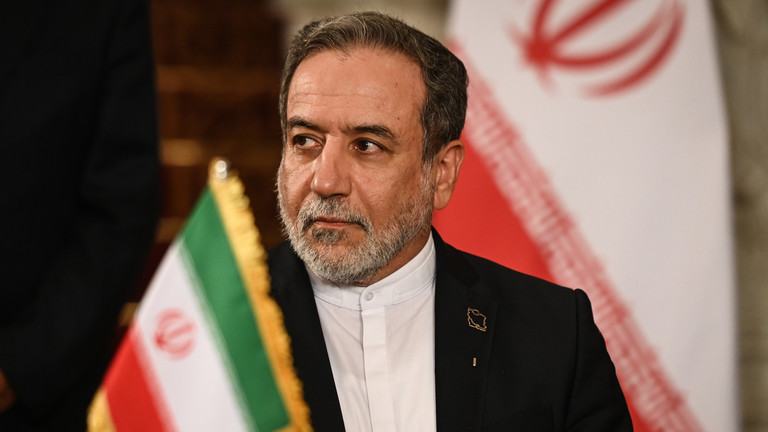 Ngoại trưởng Iran Abbas Araghchi tham dự lễ ký kết thỏa thuận với Tổng Giám đốc Cơ quan Năng lượng Nguyên tử Quốc tế (IAEA) Rafael Grossi, ngày 9/9 tại Cairo, Ai Cập. Ảnh: Getty.