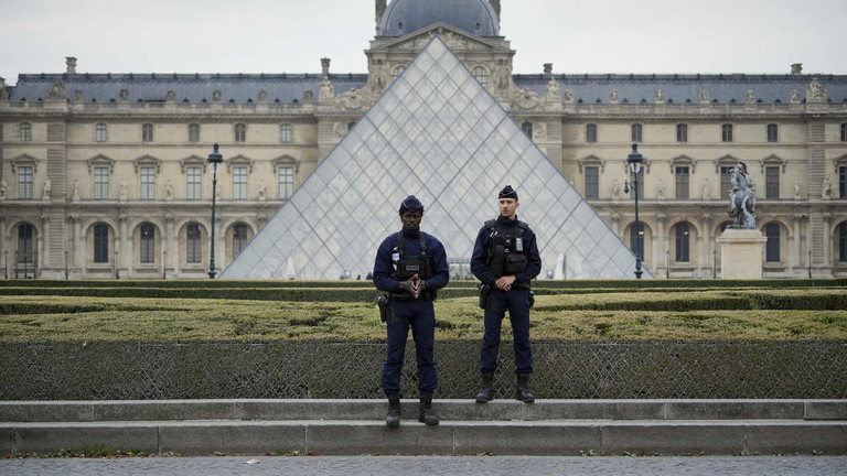 Cảnh sát đứng gác bên ngoài bảo tàng Louvre vào ngày 19/10. Ảnh: Getty.