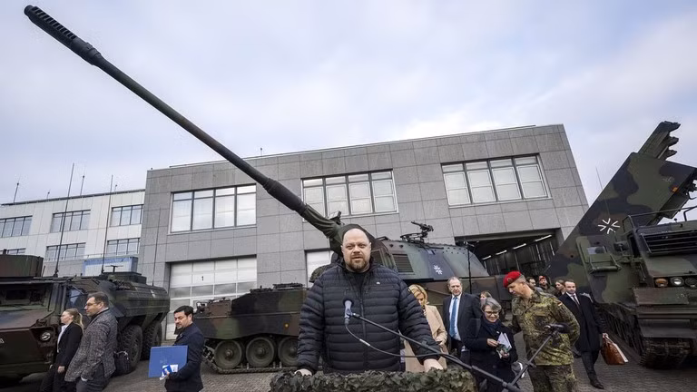Chủ tịch Quốc hội Ukraine Ruslan Stefanchuk tại trường pháo binh Bundeswehr, Idar-Oberstein, Đức, ngày 12/10. Ảnh: Getty.