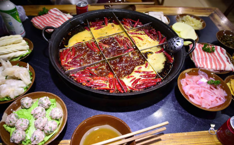 Người Trung Quốc tắm trong nồi lẩu Tứ Xuyên Y học cổ truyền tạo cảm hứng cho xu hướng độc lạ 3.png