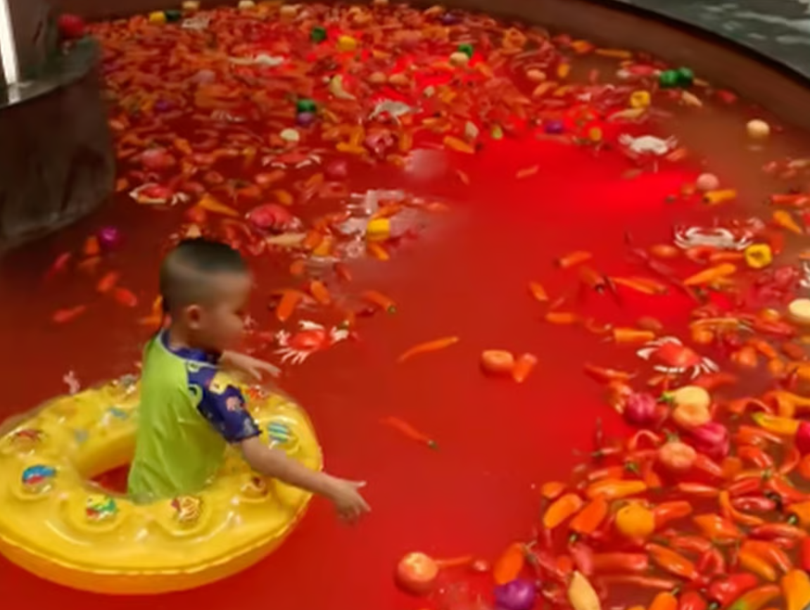 Người Trung Quốc tắm trong nồi lẩu Tứ Xuyên Y học cổ truyền tạo cảm hứng cho xu hướng độc lạ 2.png