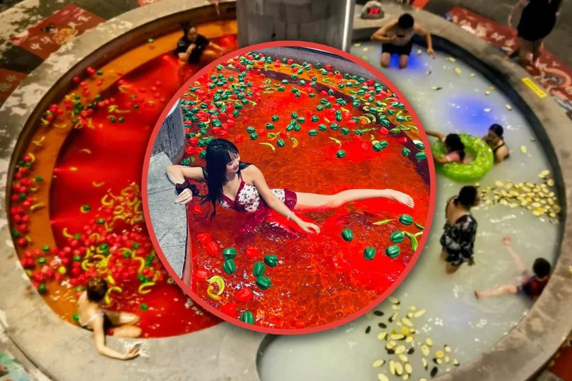 Một nhà tắm công cộng ở Trung Quốc đang cung cấp dịch vụ "tắm lẩu", nơi du khách ngâm mình trong "súp ớt", khẳng định rằng trải nghiệm này giúp tăng cường lưu thông máu và làm đẹp. Ảnh: SCMP.