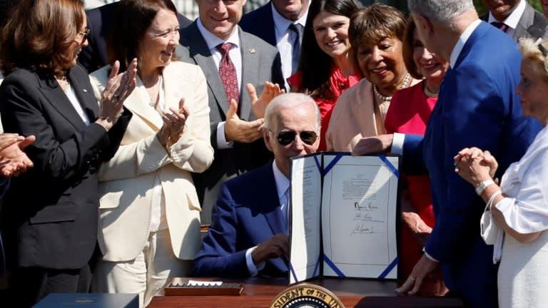 Tổng thống Mỹ Joe Biden ký duyệt Đạo luật CHIPS và Khoa học vào ngày 9/8 (Ảnh: Reuters) Tổng thống Mỹ Joe Biden ký duyệt Đạo luật CHIPS và Khoa học vào ngày 9/8 (Ảnh: Reuters)