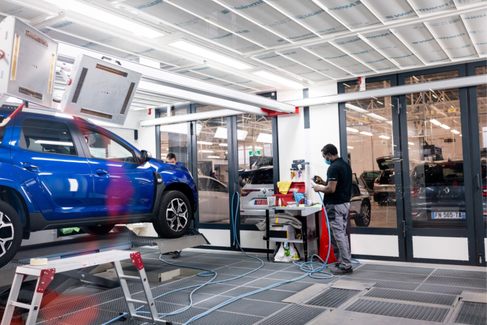 Xưởng sơn của hãng Renault ở Pháp. Hãng này đang phải giảm thời lượng làm nóng sơn để giảm lượng khí đốt tiêu thụ (Ảnh: Bloomberg)