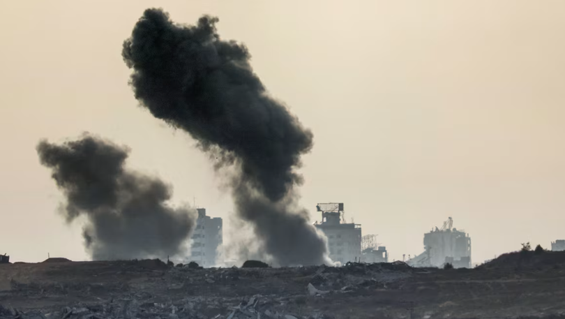Bức ảnh được chụp từ một vị trí tại biên giới Israel với Gaza cho thấy cột khói bốc lên sau một cuộc không kích của Israel vào vùng lãnh thổ Palestine vào ngày 1/7. Ảnh: AFP.