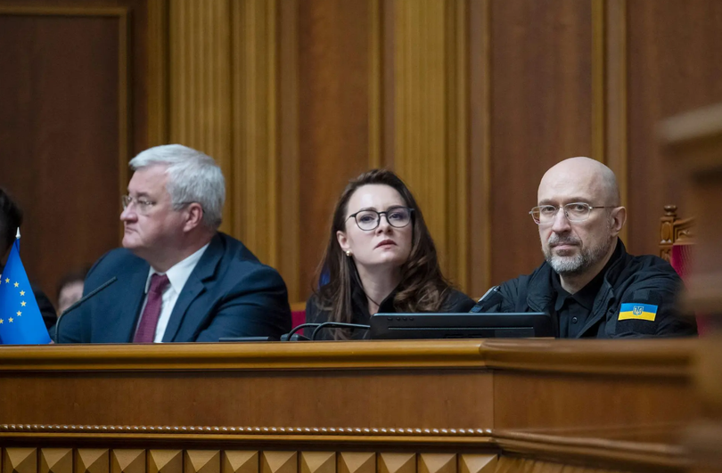 Thủ tướng Denys Shmyhal (phải), Bộ trưởng Kinh tế kiêm Phó Thủ tướng thứ nhất Ukraine Yuliia Svyrydenko (giữa), và Bộ trưởng Ngoại giao Andrii Sybiha (trái) trong phiên họp Quốc hội tại Kiev vào ngày 8/5. Ảnh: AFP.