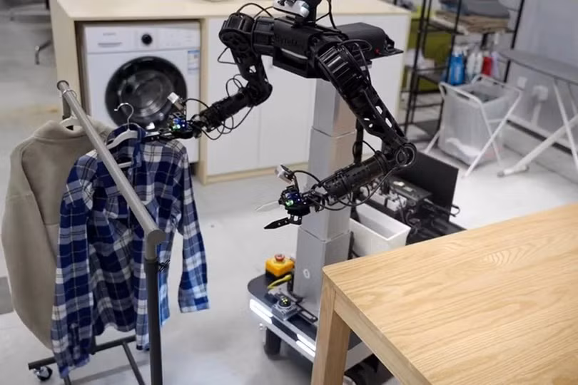 Mẫu ByteDance GR-3 cho phép robot thực hiện các nhiệm vụ như treo quần áo. Ảnh: Handout.