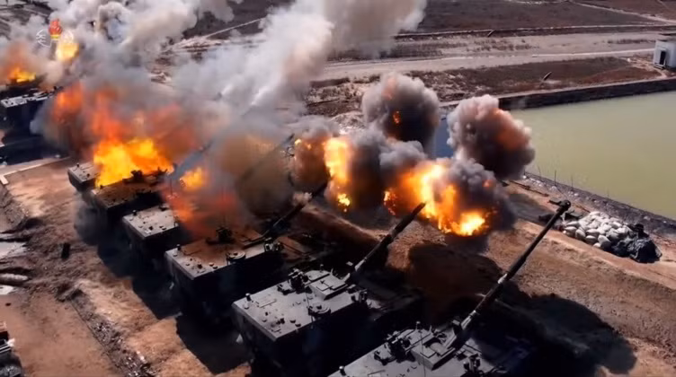 Pháo tự hành 152 mm của Triều Tiên trong một cuộc tập trận. Ảnh: KCNA.