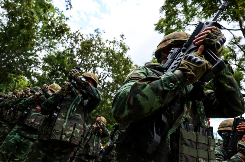 Binh sĩ chào mừng khi Thủ tướng Thái Lan Paetongtarn Shinawatra đến thăm Đại đội Biệt kích 1202 tại thị trấn biên giới Thái Lan-Campuchia thuộc huyện Aranyaprathet ngày 26/6. Ảnh: Reuters.