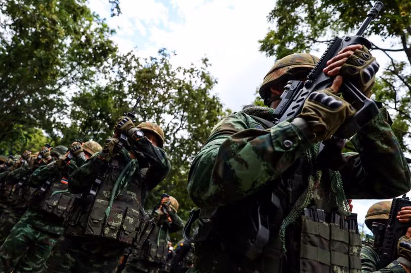 Binh sĩ chào mừng khi Thủ tướng Thái Lan Paetongtarn Shinawatra đến thăm Đại đội Biệt kích 1202 tại thị trấn biên giới Thái Lan-Campuchia thuộc huyện Aranyaprathet ngày 26/6. Ảnh: Reuters.