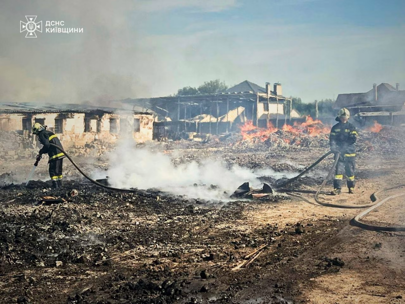 Lính cứu hỏa tại hiện trường vụ không kích của Nga ở khu vực Kiev, Ukraine hôm 9/7, trong một bức ảnh do Cơ quan khẩn cấp Ukraine cung cấp. Ảnh: WSJ.