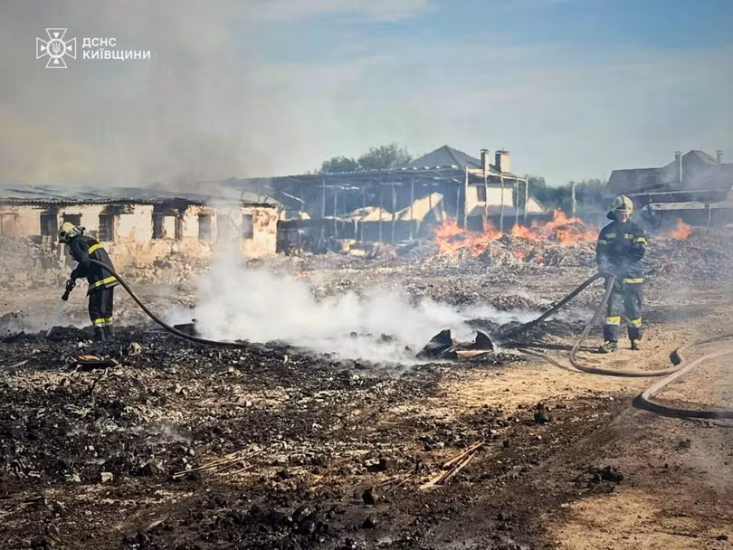 Lính cứu hỏa tại hiện trường vụ không kích của Nga ở khu vực Kiev, Ukraine hôm 9/7, trong một bức ảnh do Cơ quan khẩn cấp Ukraine cung cấp. Ảnh: WSJ.