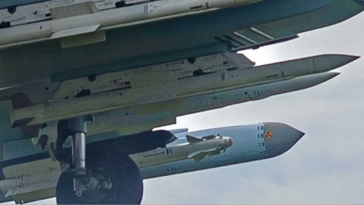 Tên lửa R-77M được trang bị trên máy bay chiến đấu Su-35 của Nga. Ảnh: MW.