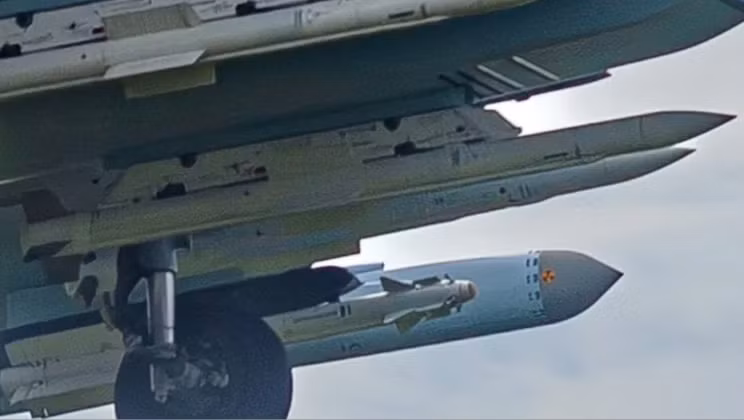 Tên lửa R-77M được trang bị trên máy bay chiến đấu Su-35 của Nga. Ảnh: MW.