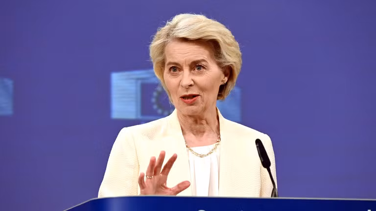 Chủ tịch Ủy ban Châu Âu Ursula von der Leyen phát biểu tại một cuộc họp báo ở Brussels. Ảnh: Getty.