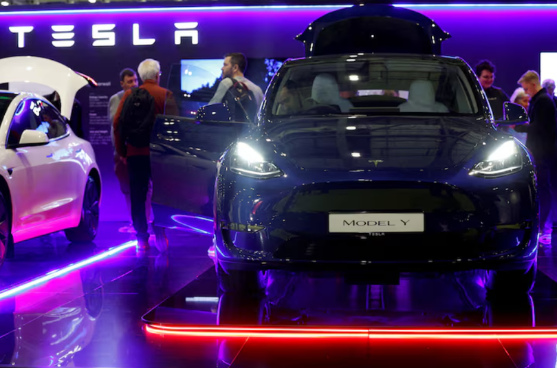 Tesla Model Y được trưng bày tại triển lãm Everything Electric tại trung tâm triển lãm và hội nghị quốc tế ExCeL London, Anh ngày 28/3/2024. Ảnh: Reuters.