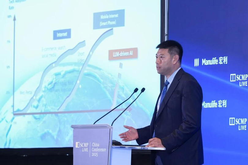 Chuyên gia AI của Alibaba Hoàng Phi phát biểu tại Hội nghị SCMP Trung Quốc 2025 ngày 8/7. Ảnh: SCMP.